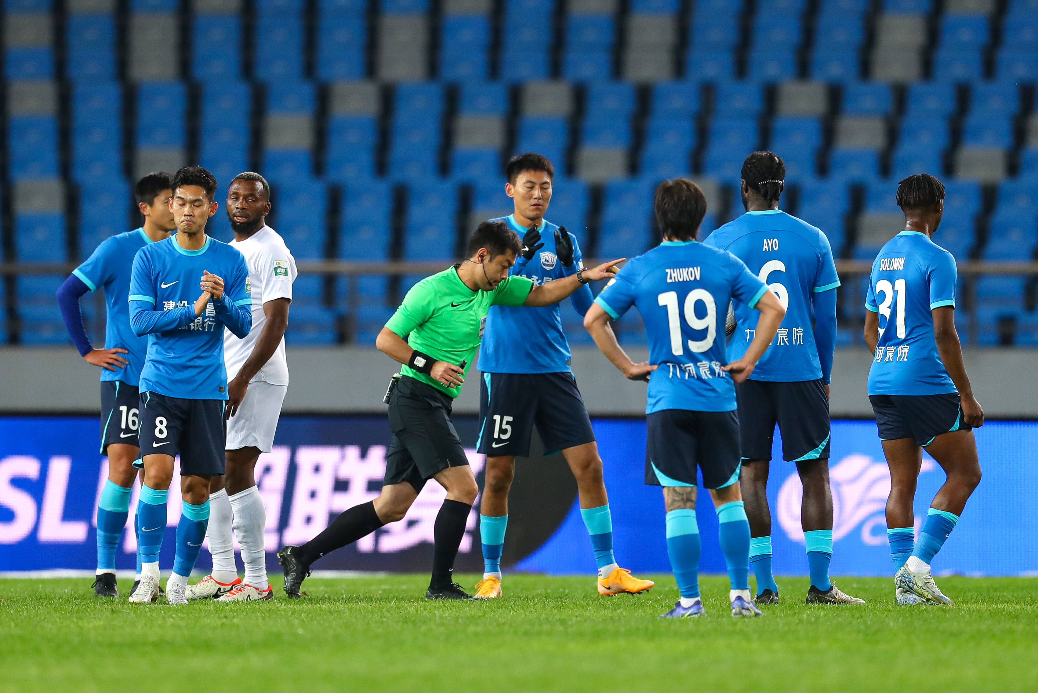 包含建业主场不敌鲁能，保级形势变得更加困难的词条