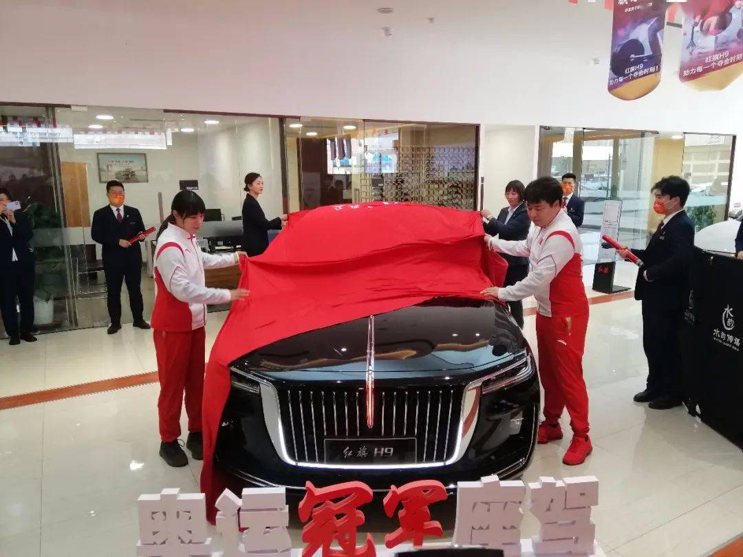 冠军荣耀归来，赛场气氛热烈