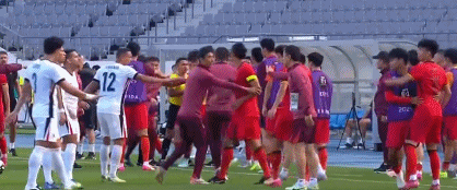 关于紧张的比赛中两队互有胜负，谁最终获胜？的信息