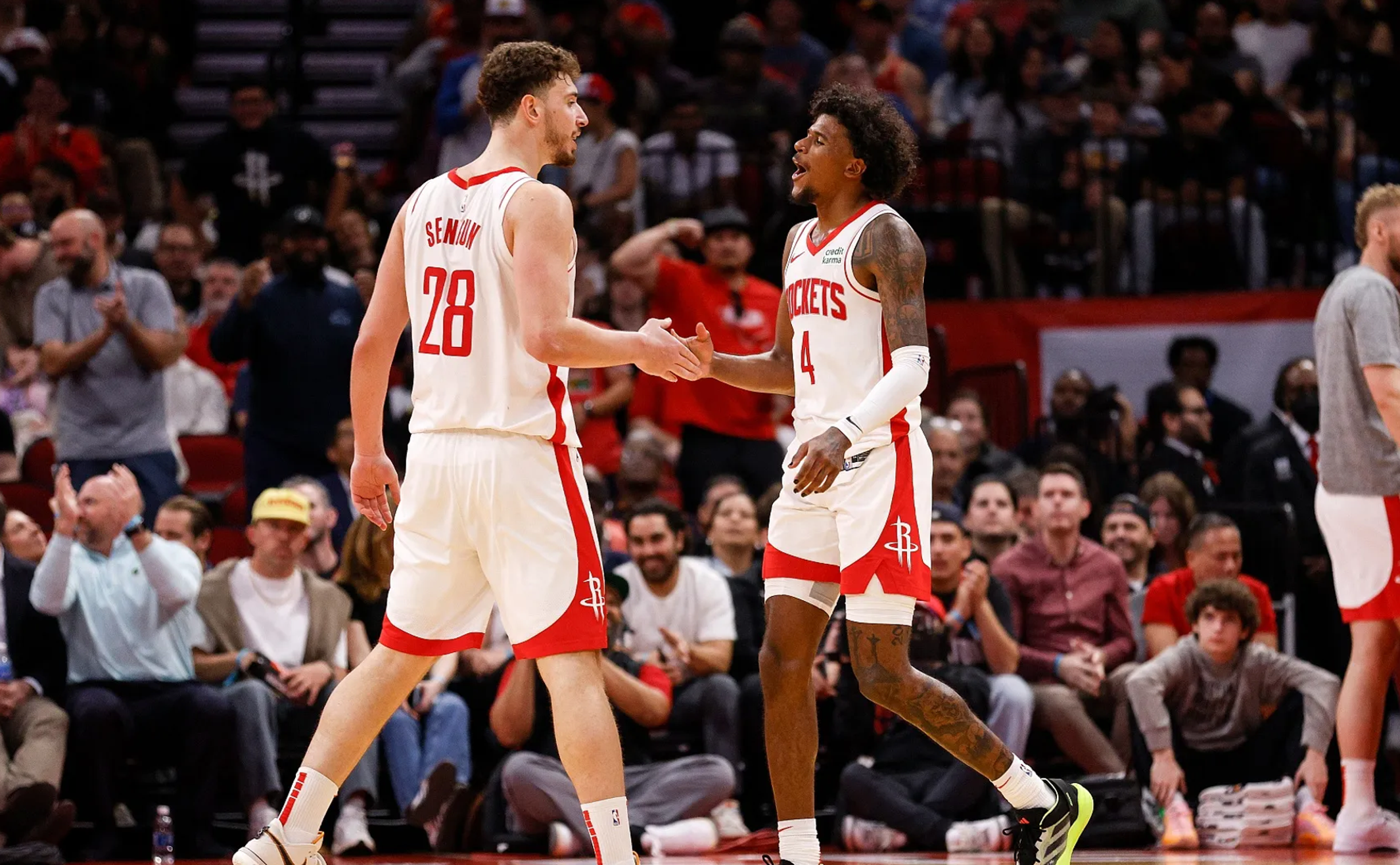 雄鹿擒灰熊,连胜达七场 雄鹿擒灰熊,连胜达七场