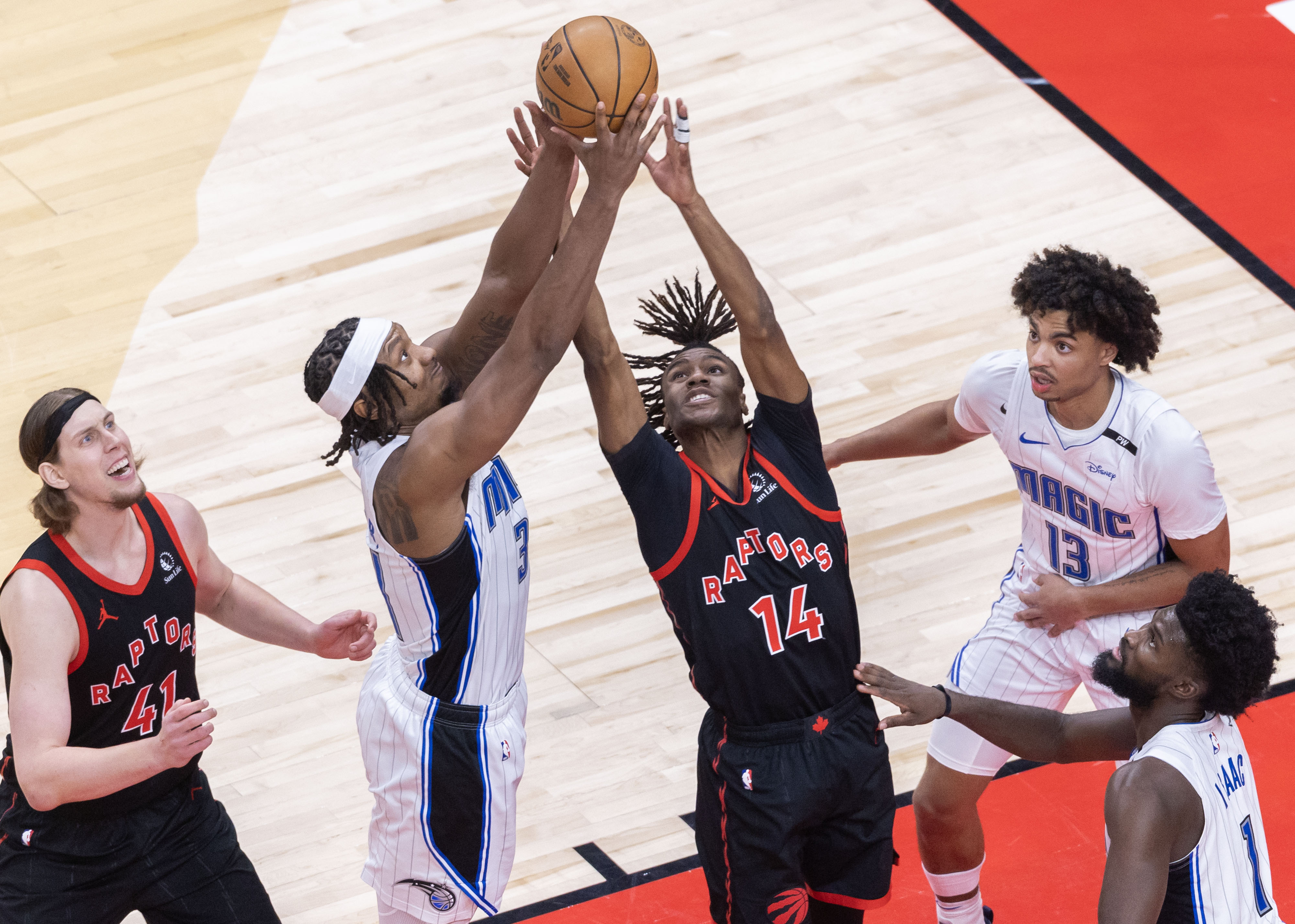 猛龙主场战胜黄蜂，追随东部第一