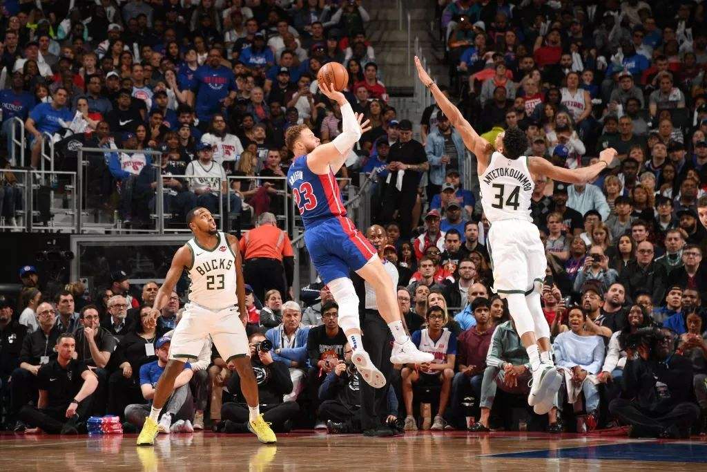 广东队横扫雄鹿，克莱扛起全队的简单介绍